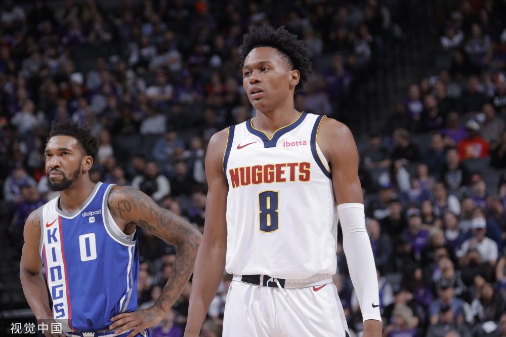 尽管他在比 尽管他在比